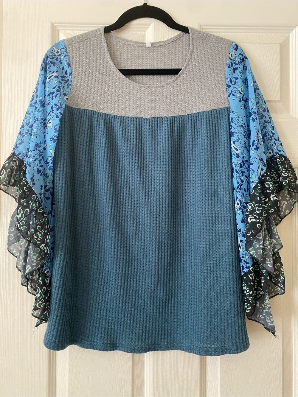 Waffle-Knit Colorblock Flutter Sleeve Blouse - Gray & Blue